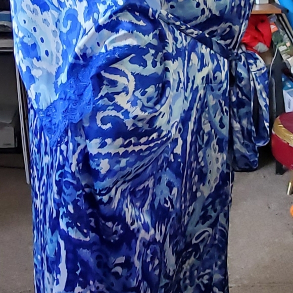 Plus size N/W/T (I Keep the tags) satin/poly Robe - Picture 3 of 8